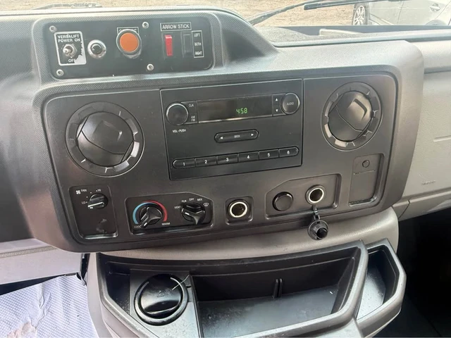 2010 Ford ECONOLINE E-350 SD, 270 006 km, dovoz Kanada — foto 13 z 15