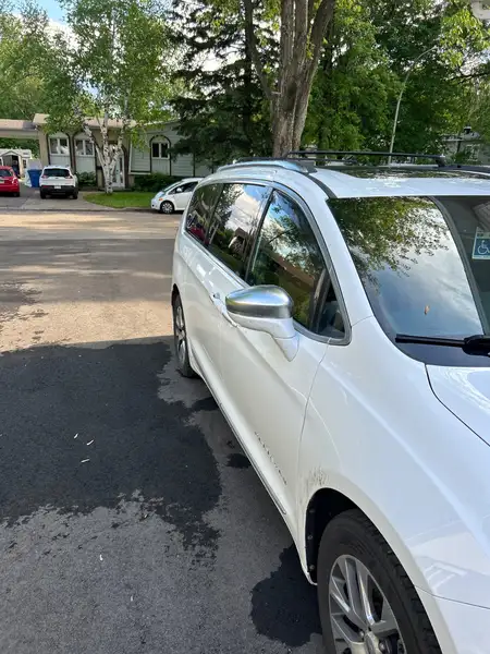 2022 Chrysler Pacifica Pinnacle, bílá, 95 000 km, dovoz Kanada — foto 2 z 6