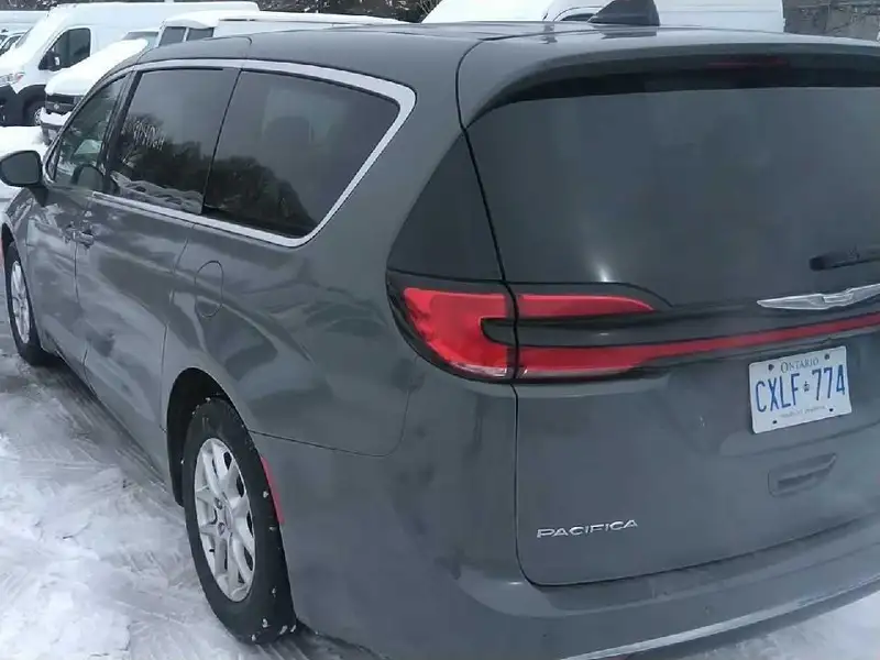 2023 Chrysler Pacifica Canada Value Package, šedá, 120 000 km, dovoz Kanada — foto 2 z 8