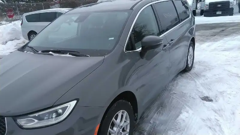 2023 Chrysler Pacifica Canada Value Package, šedá, 120 000 km, dovoz Kanada — foto 3 z 8