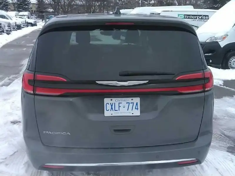 2023 Chrysler Pacifica Canada Value Package, šedá, 120 000 km, dovoz Kanada — foto 4 z 8