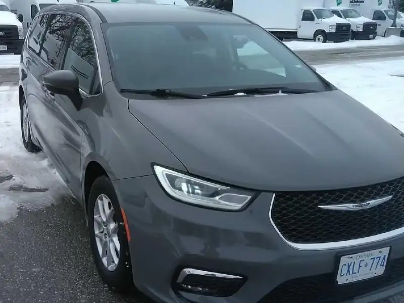 2023 Chrysler Pacifica Canada Value Package, šedá, 120 000 km, dovoz Kanada — foto 5 z 8