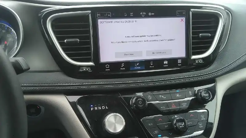 2023 Chrysler Pacifica Canada Value Package, šedá, 120 000 km, dovoz Kanada — foto 6 z 8