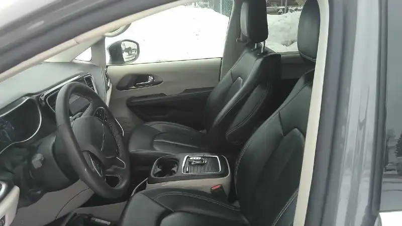 2023 Chrysler Pacifica Canada Value Package, šedá, 120 000 km, dovoz Kanada — foto 8 z 8