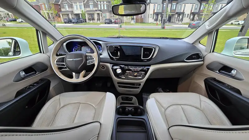 2017 Chrysler Pacifica Platinum, bílá, 221 000 km, dovoz Kanada — foto 10 z 12