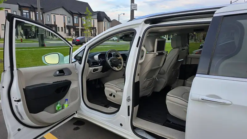 2017 Chrysler Pacifica Platinum, bílá, 221 000 km, dovoz Kanada — foto 12 z 12