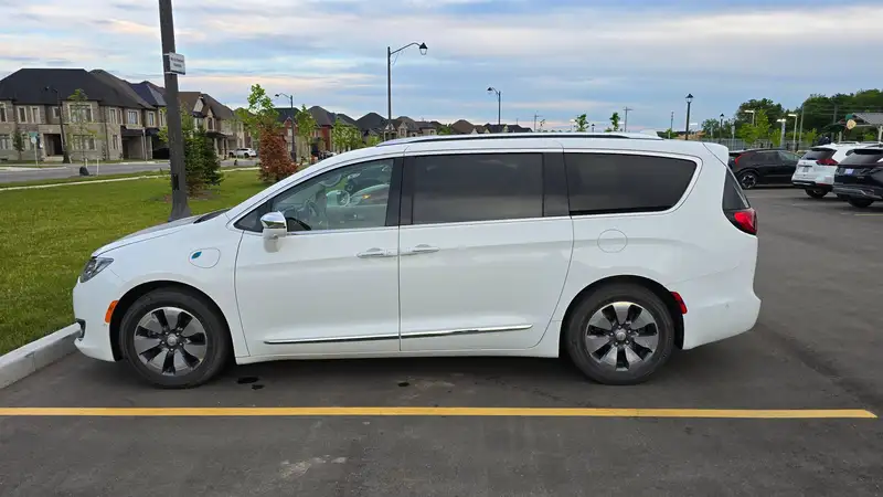 2017 Chrysler Pacifica Platinum, bílá, 221 000 km, dovoz Kanada — foto 2 z 12