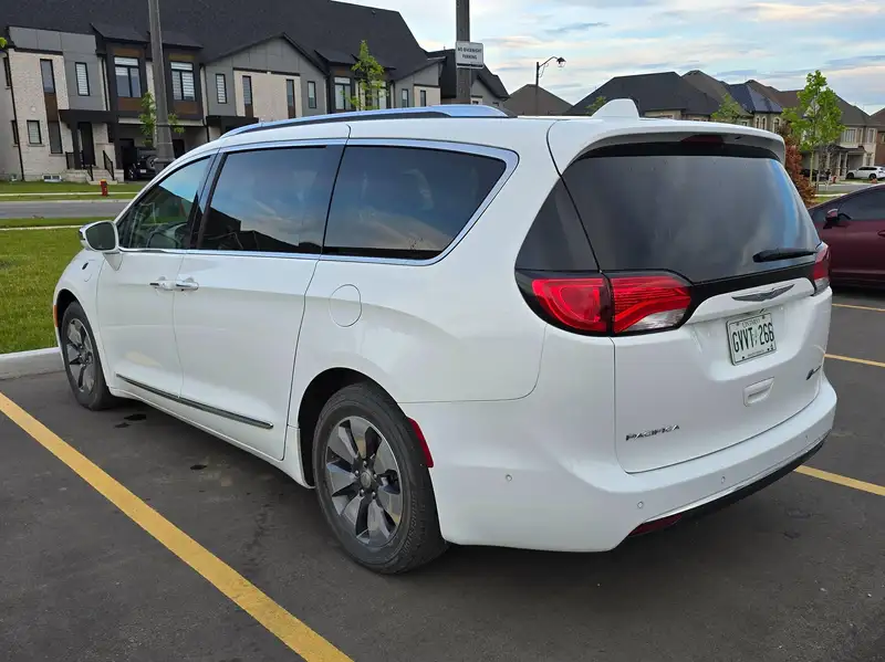 2017 Chrysler Pacifica Platinum, bílá, 221 000 km, dovoz Kanada — foto 3 z 12