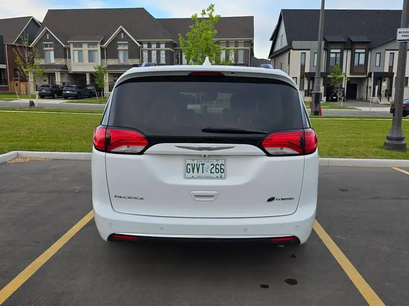 2017 Chrysler Pacifica Platinum, bílá, 221 000 km, dovoz Kanada — foto 4 z 12