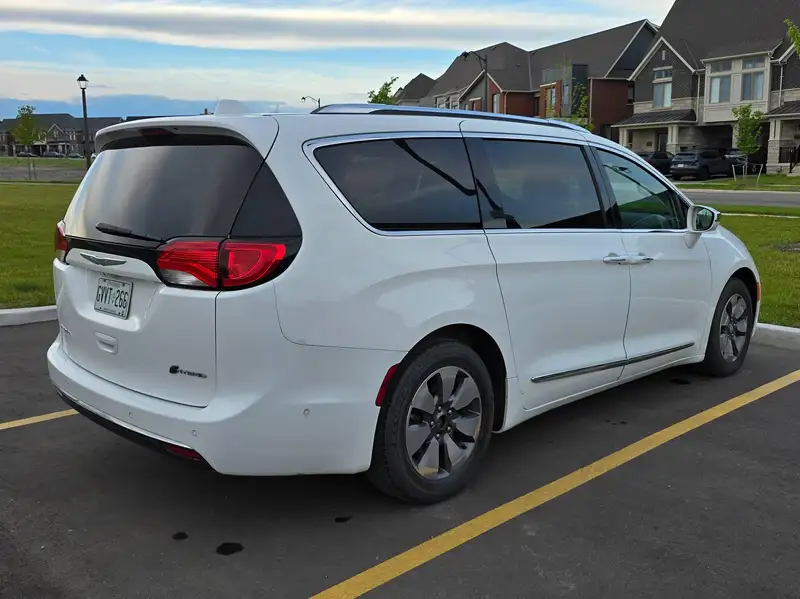 2017 Chrysler Pacifica Platinum, bílá, 221 000 km, dovoz Kanada — foto 5 z 12
