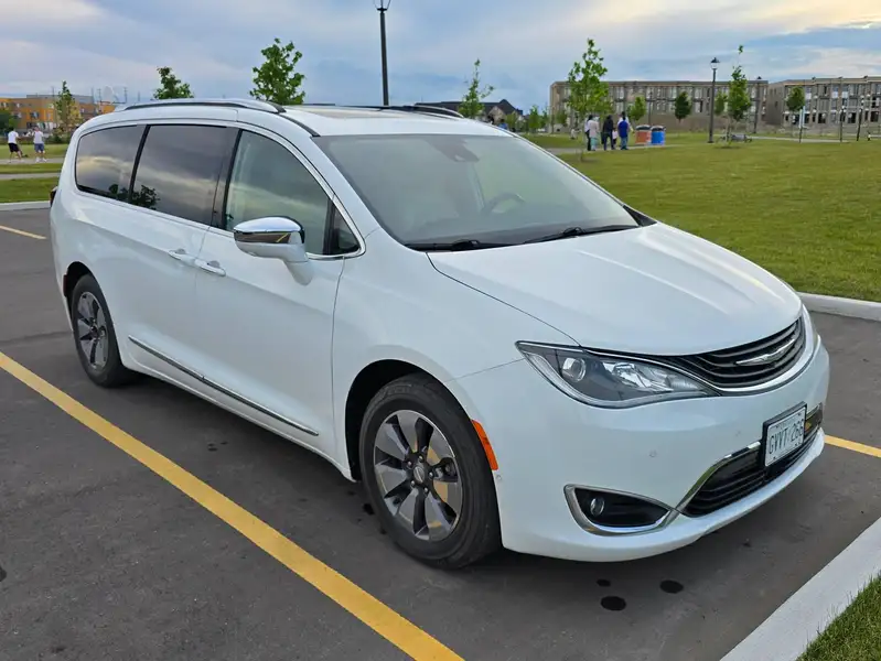 2017 Chrysler Pacifica Platinum, bílá, 221 000 km, dovoz Kanada — foto 7 z 12