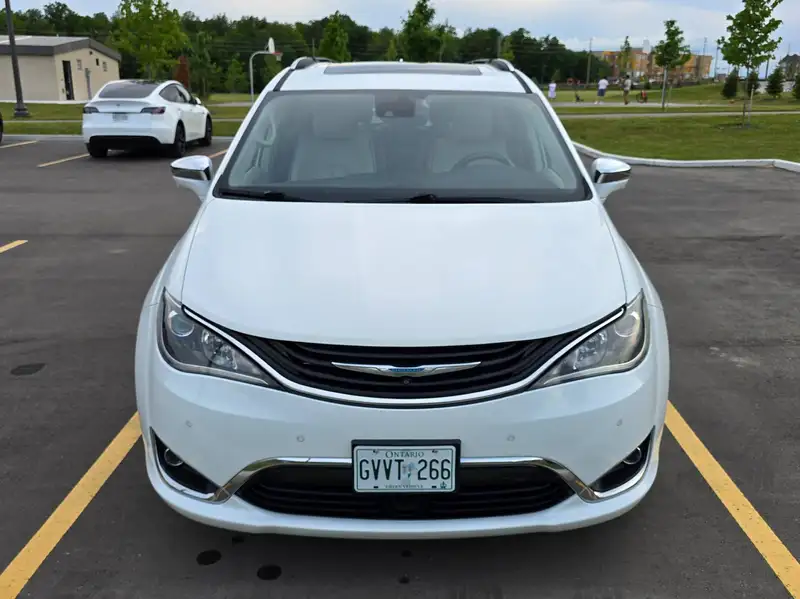 2017 Chrysler Pacifica Platinum, bílá, 221 000 km, dovoz Kanada — foto 8 z 12