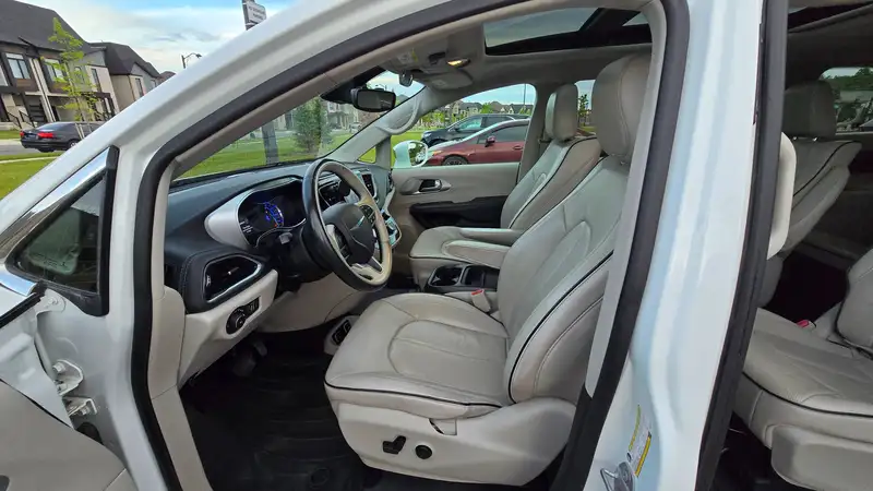 2017 Chrysler Pacifica Platinum, bílá, 221 000 km, dovoz Kanada — foto 9 z 12