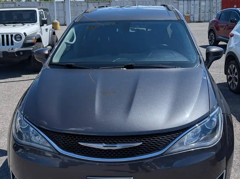 2017 Chrysler Pacifica Touring-L, šedá, 103 396 km, dovoz Kanada — foto 2 z 11
