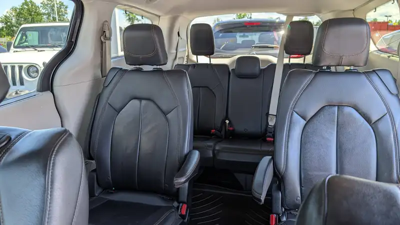 2017 Chrysler Pacifica Touring-L, šedá, 103 396 km, dovoz Kanada — foto 9 z 11