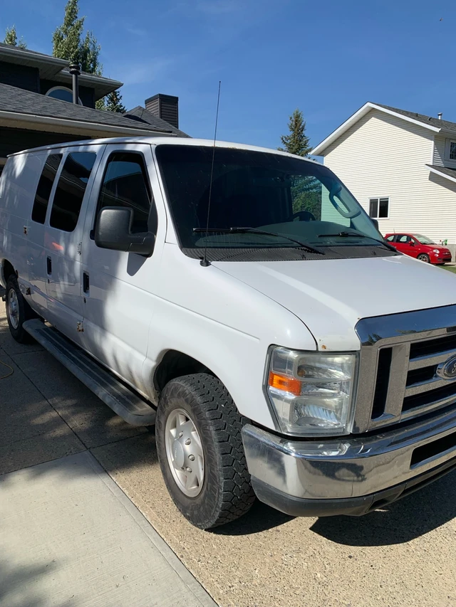 2008 Ford E-250, 130 661 km, dovoz Kanada — foto 2 z 5