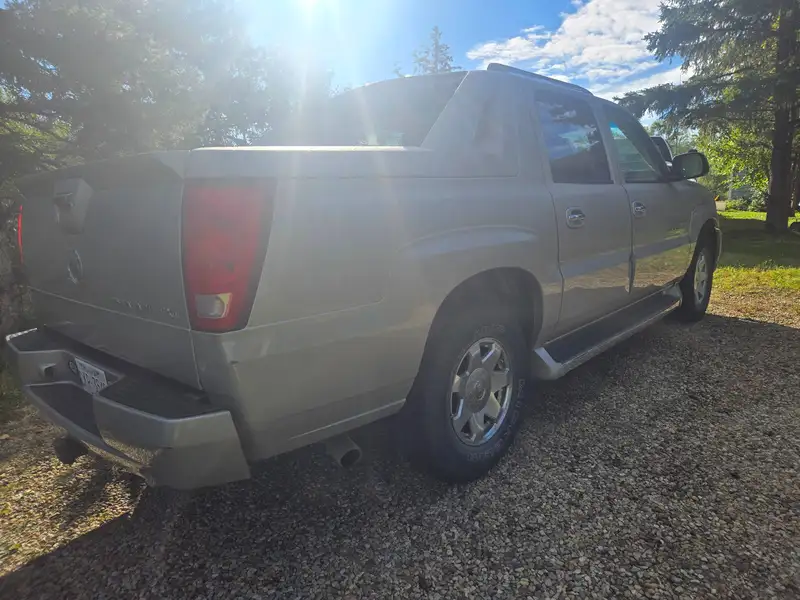 2005 Cadillac Escalade EXT, béžová, 137 987 km, dovoz Kanada — foto 3 z 7