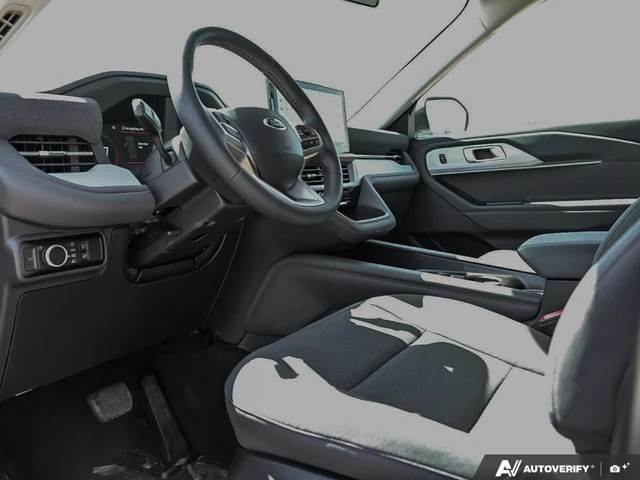2026 Ford Explorer Active, bílá, 8 km, dovoz Kanada — foto 13 z 19