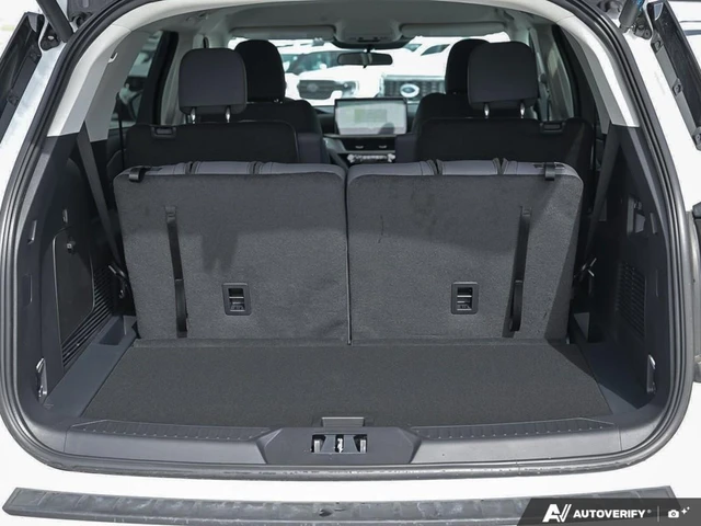 2026 Ford Explorer Active, bílá, 12 km, dovoz Kanada — foto 11 z 19