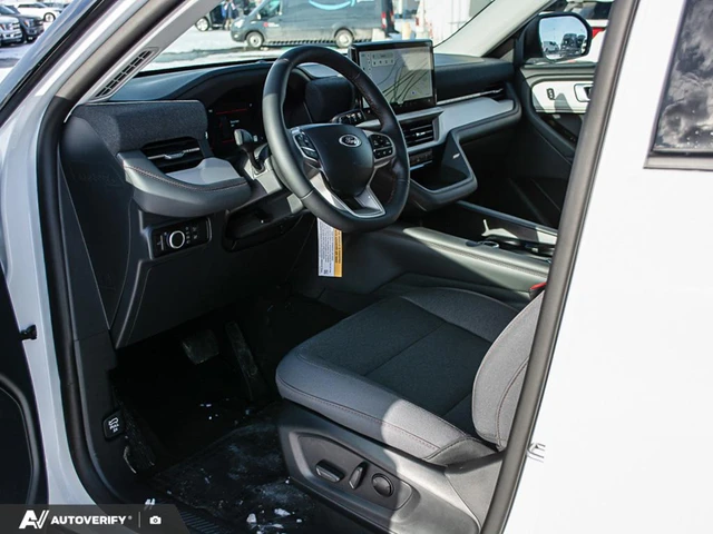 2026 Ford Explorer Active, bílá, 2 088 km, dovoz Kanada — foto 13 z 19