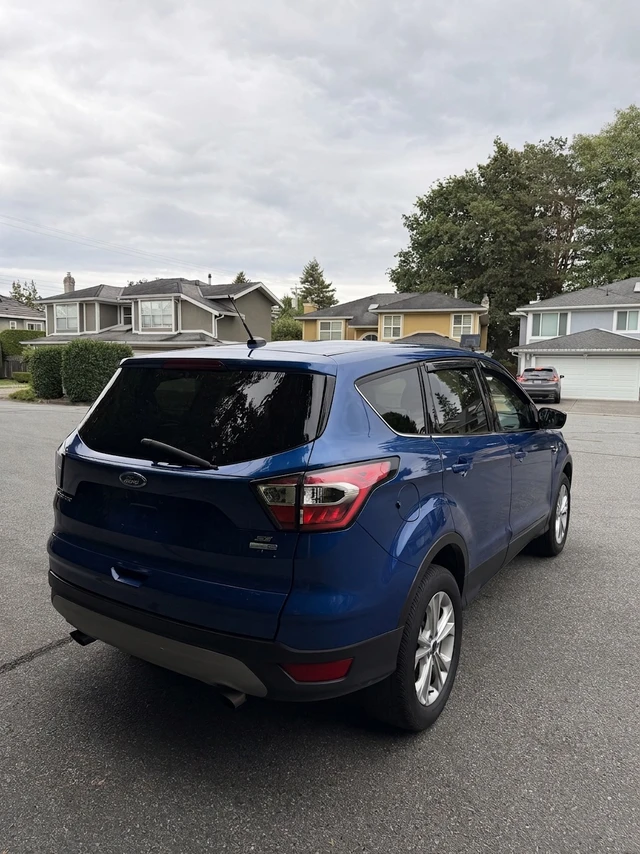 2017 Ford Escape Se, modrá, 66 000 km, dovoz Kanada — foto 3 z 5