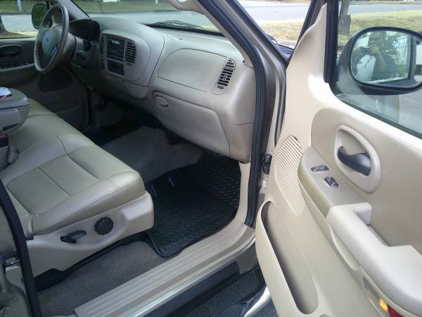 2002 Ford, dovoz Kanada — foto 11 z 12