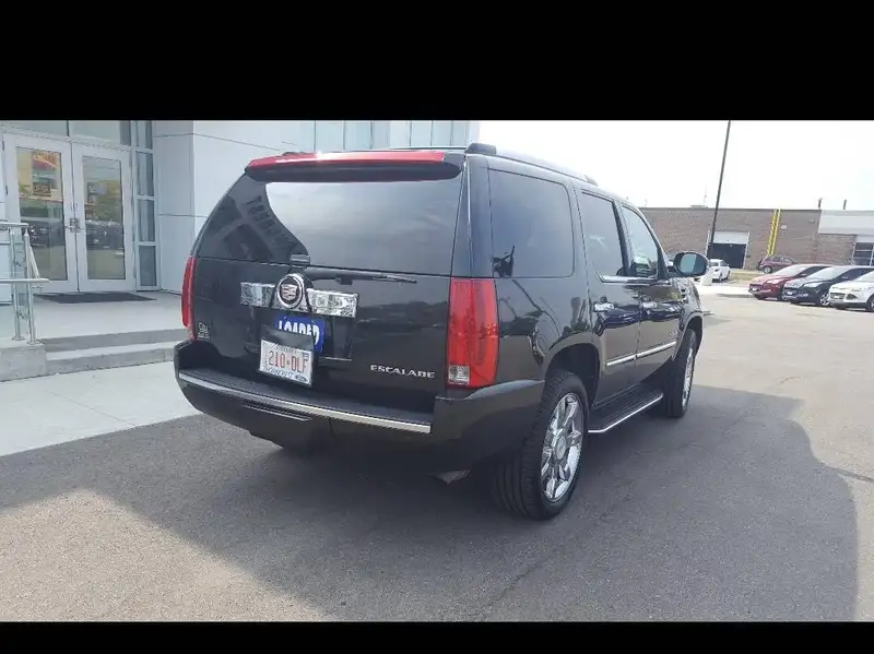 2011 Cadillac Escalade Base, černá, 167 000 km, dovoz Kanada — foto 3 z 12