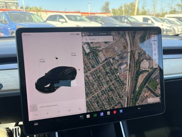 2019 Tesla, dovoz Kanada — foto 10 z 12