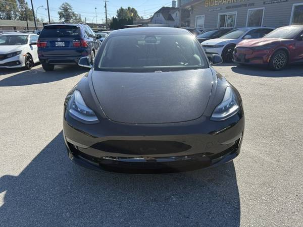 2019 Tesla, dovoz Kanada — foto 2 z 12