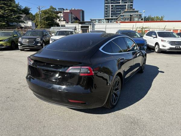 2019 Tesla, dovoz Kanada — foto 4 z 12