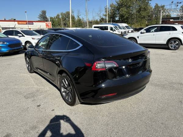 2019 Tesla, dovoz Kanada — foto 6 z 12