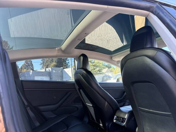 2019 Tesla, dovoz Kanada — foto 8 z 12