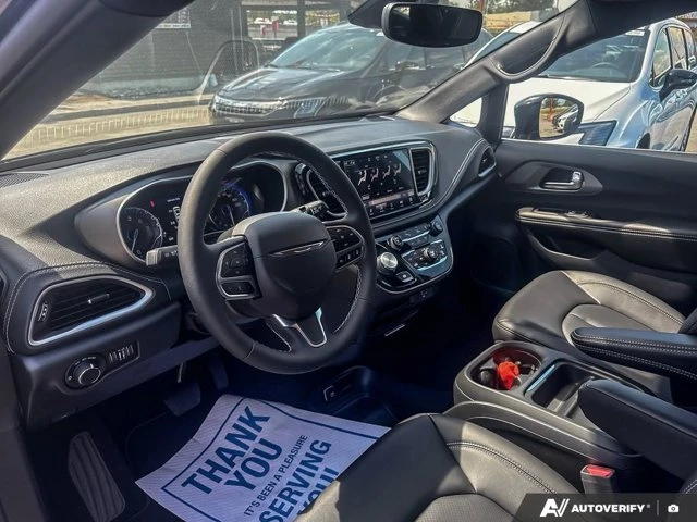 2027 Chrysler Pacifica Select, černá, 15 km, dovoz Kanada — foto 10 z 20