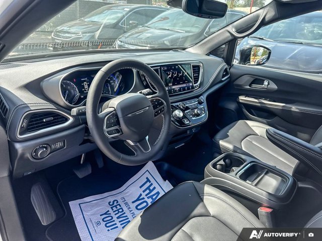 2027 Chrysler Pacifica Select, bílá, 16 km, dovoz Kanada — foto 10 z 20