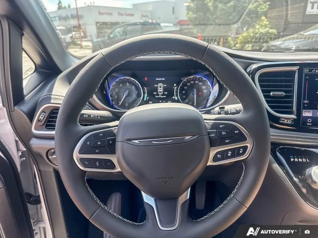 2027 Chrysler Pacifica Select, bílá, 16 km, dovoz Kanada — foto 11 z 20