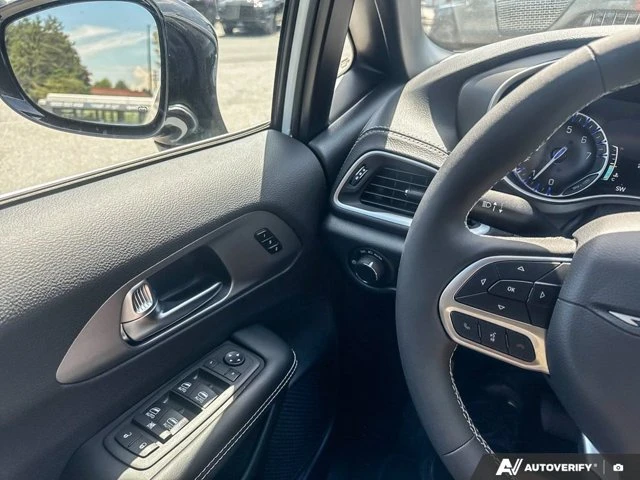 2027 Chrysler Pacifica Select, bílá, 16 km, dovoz Kanada — foto 14 z 20