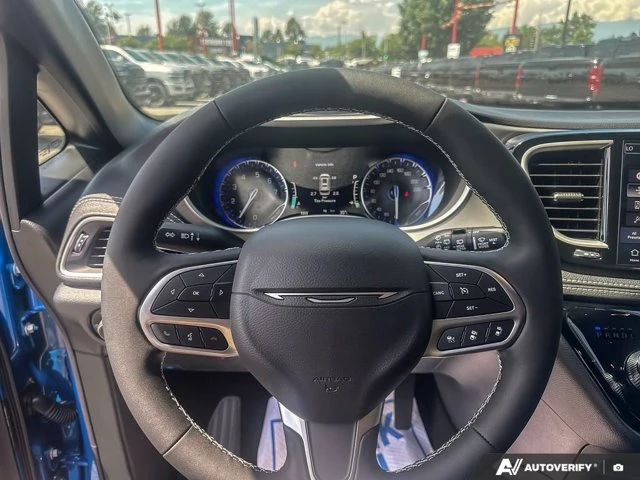 2027 Chrysler Pacifica Select, modrá, 15 km, dovoz Kanada — foto 11 z 20
