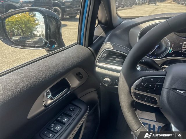 2027 Chrysler Pacifica Select, modrá, 15 km, dovoz Kanada — foto 14 z 20