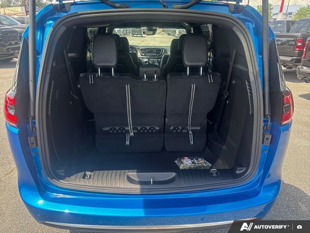 2027 Chrysler Pacifica Select, modrá, 15 km, dovoz Kanada — foto 9 z 20