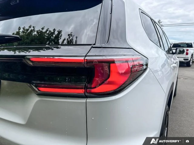 2026 GMC Acadia Elevation, bílá, 15 km, dovoz Kanada — foto 14 z 20