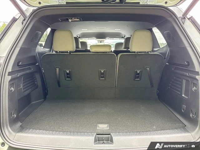 2026 GMC Acadia Elevation, bílá, 15 km, dovoz Kanada — foto 15 z 20