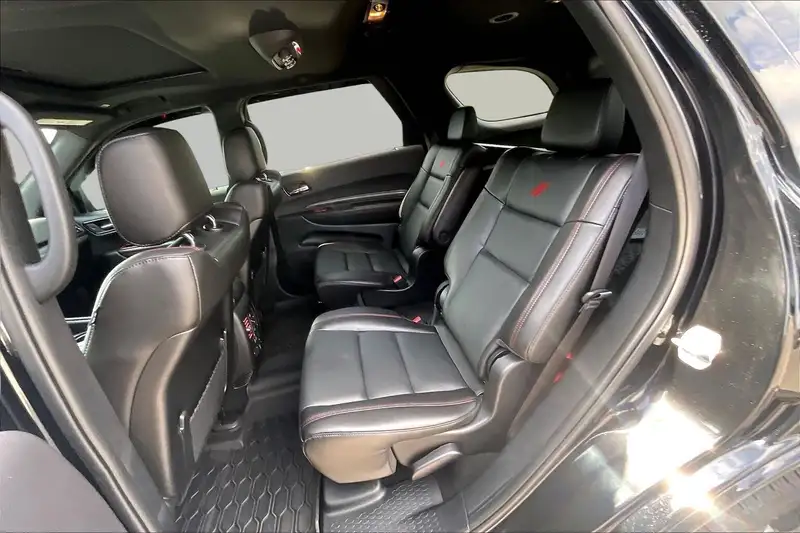 2025 Dodge Durango, černá, 5 600 km, dovoz Kanada — foto 10 z 12