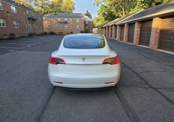 2023 Tesla, dovoz Kanada — foto 4 z 6