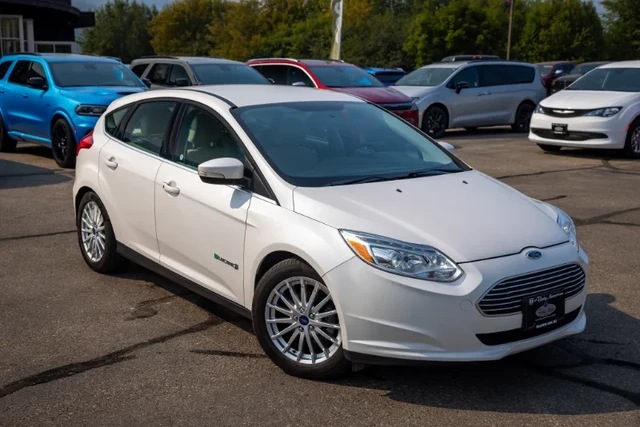 2016 Ford Focus BASE, bílá, 76 012 km, dovoz Kanada — foto 2 z 5