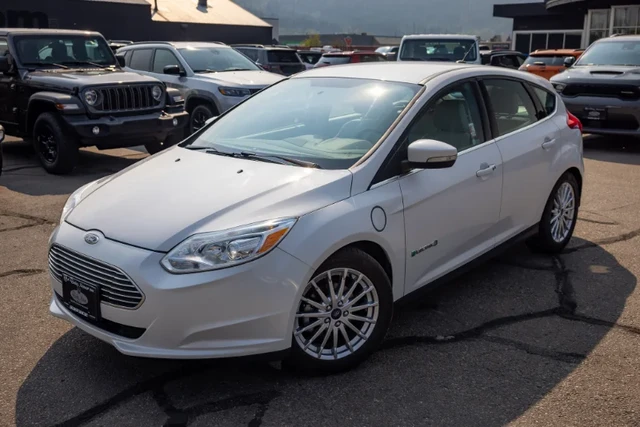 2016 Ford Focus BASE, bílá, 76 012 km, dovoz Kanada — foto 4 z 5