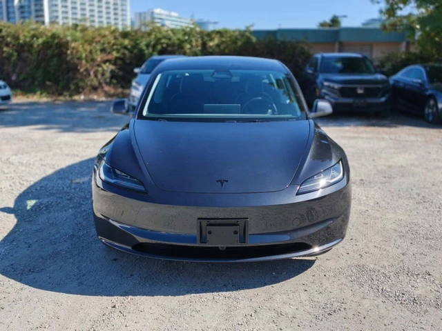 2026 Tesla Model 3 Standarad Range, šedá, 2 091 km, dovoz Kanada — foto 2 z 5