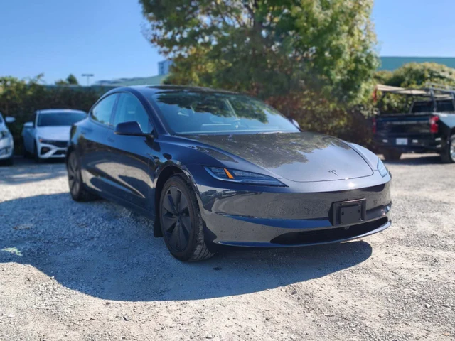 2026 Tesla Model 3 Standarad Range, šedá, 2 091 km, dovoz Kanada — foto 3 z 5