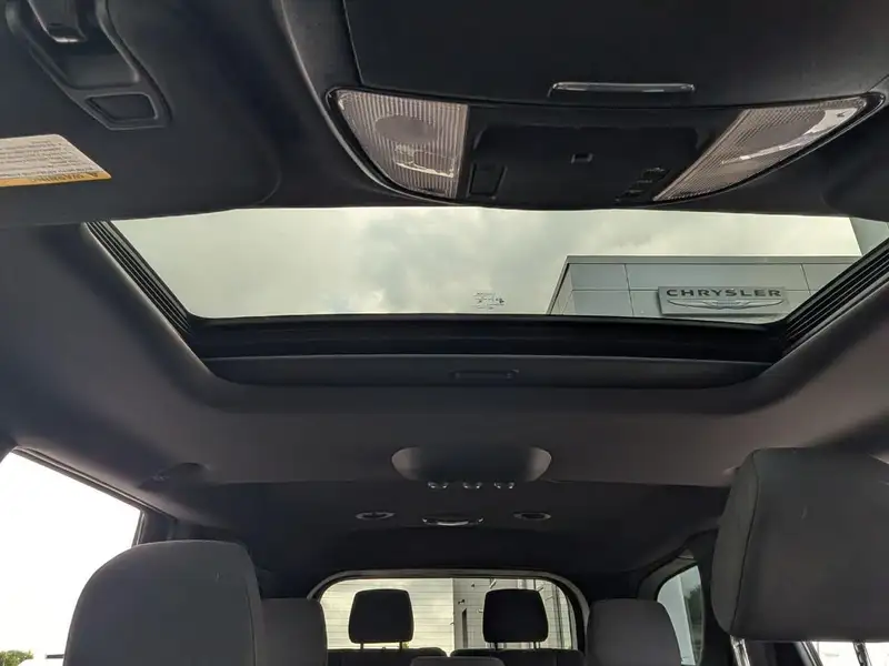 2024 Dodge Durango SXT, šedá, 60 009 km, dovoz Kanada — foto 5 z 12