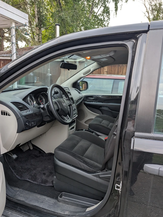 2017 Dodge Caravan, černá, 96 000 km, dovoz Kanada — foto 3 z 5