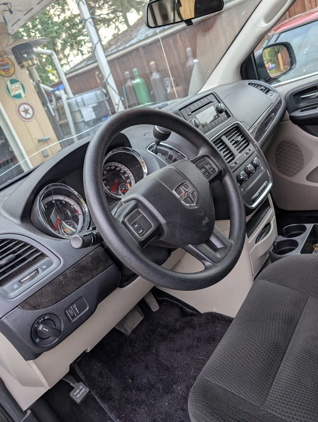 2017 Dodge Caravan, černá, 96 000 km, dovoz Kanada — foto 5 z 5